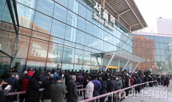  코로나19 확산이 지속되고 있는 2일 오후 서울역 내 중소기업명품마루 브랜드K에서 시민들이 마스크를 구매하기 위해 줄지어 대기하고 있다. / 사진=김창현 기자 chmt@