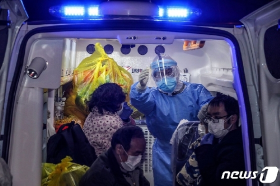 [사진] 구급차 타고 레이선산 병원으로 가는 우한의 확진자들