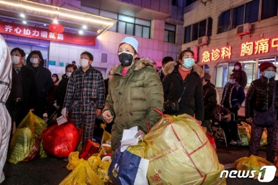 [사진] 레이선산 병원으로 옮기는 우한의 코로나 확진자들