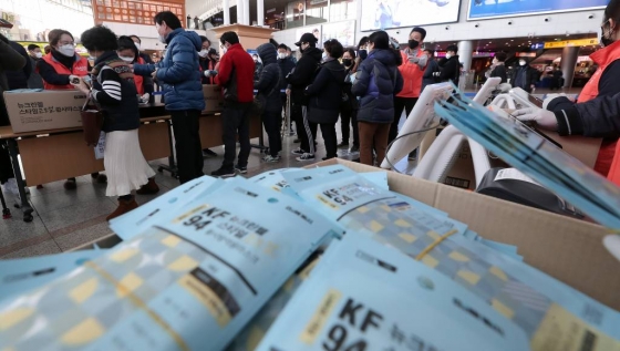 코로나19 확산이 지속되고 있는 지난 2일 오후 서울역 내 중소기업명품마루 브랜드K에서 시민들이 마스크를 구매하고 있다./사진= 김창현 기자