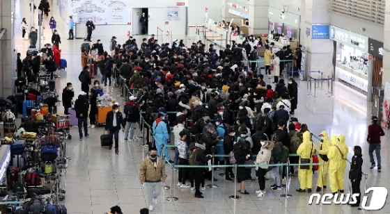 [사진] 인천공항에 몰린 불법체류자들 '코로나 무서워 떠납니다'