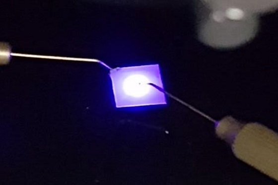KIST 광전소재연구단 송진동 박사, 장준연 차세대반도체연구소장팀은 ㈜페타룩스 안도열 대표와의 공동연구를 통해<br>기존의 청색광 LED 반도체에 사용했던 질화갈륨을 대체할 수 있는 새로운 화합물 반도체 기술에 성공했다. <br> <br>-요오드화 구리(CuI) 화합물반도체를 소재로 사용하여 고효율로 청색광을 발광하는 소자의 모습/사진=KIST