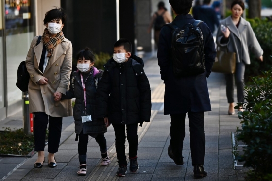 6일 일본 수도 도쿄에서 시민들이 마스크를 착용한 채 거리를 걷고 있다. /사진=AFP.