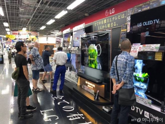 일본 도쿄 아키하바라에 있는 요도바시 카메라 아키바점에서 소비자들이 LG전자 '올레드 TV'를 살펴보고 있다./사진=이정혁 기자 