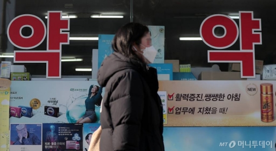 코로나19 확산이 지속되고 있는 5일 오전 서울 마포구의 한 약국 앞으로 마스크 쓴 시민이 지나고 있다. / 사진=김창현 기자 chmt@