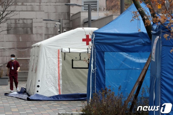 지난달 25일 서울 은평성모병원 선별진료소 앞이 한산한 모습을 보이고 있다./사진=뉴스1