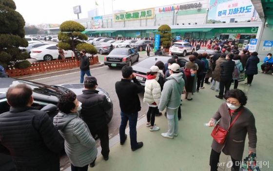 서울·경기지역 농협 하나로마트에서 마스크 판매가 시작된 1일 오후 서울 하나로마트 양재점에 마스크를 구매하러 온 시민들이 줄지어 서 있다./사진=이동훈 기자
