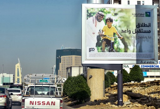 2019년 12월 12일 사우디아라비아 수도 리야드의 거리에 사우디 국영 석유사 아람코의 IPO(기업공개)를 알리는 광고판이 붙어 있다./사진=AFP