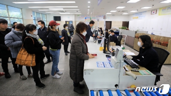 [사진] 우체국서 공적마스크 판매...약국과 중복구매 확인 연계