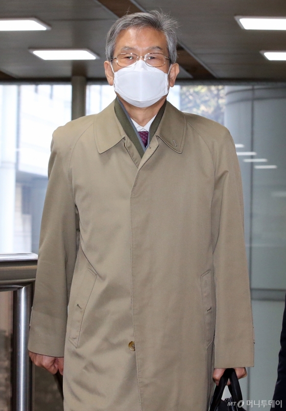 [사진]마스크 쓰고 출석하는 고영한 전 대법관