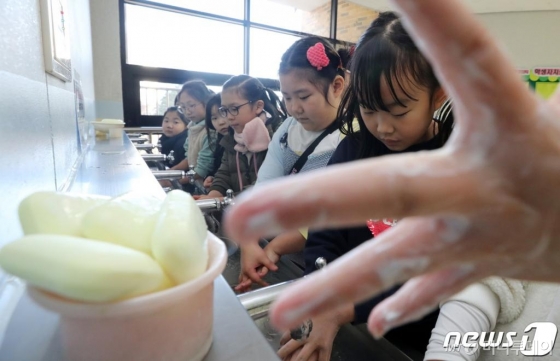 경기도 수원시 팔달구 매여울초등학교에서 학생들이 식사 전 손을 씻고 있다.  /사진=뉴스1