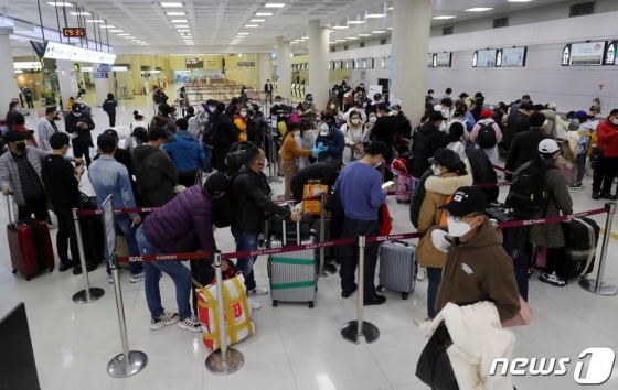 10일 오전 제주국제공항 3층 국제선 출국장에서 중국인들이 발권 순서를 기다리고 있다.  신종 코로나바이러스 감염증(코로나19)의 국내 확산으로 도내에 거주하던 중국인 불법체류자 등의 자진 출국이 이어지고 있다. /사진=뉴스1
