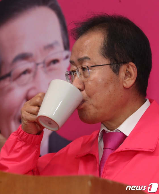 (양산=뉴스1) 여주연 기자 = 홍준표 전 자유한국당 대표가 9일 오후 경남 양산시 선거사무소에서 기자회견 중 물을 마시고 있다. 2020.3.9/뉴스1
