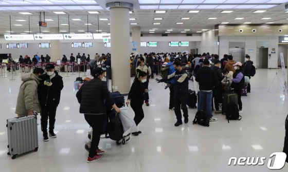10일 오전 제주국제공항 3층 국제선 출국장에서 중국인들이 발권 순서를 기다리고 있다.  신종 코로나바이러스 감염증(코로나19)의 국내 확산으로 도내에 거주하던 중국인 불법체류자 등의 자진 출국이 이어지고 있다.2020.3.10/뉴스1
