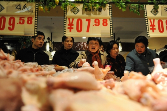 중국 소비자들이 닭고기를 고르고 있다. /사진=AFP
