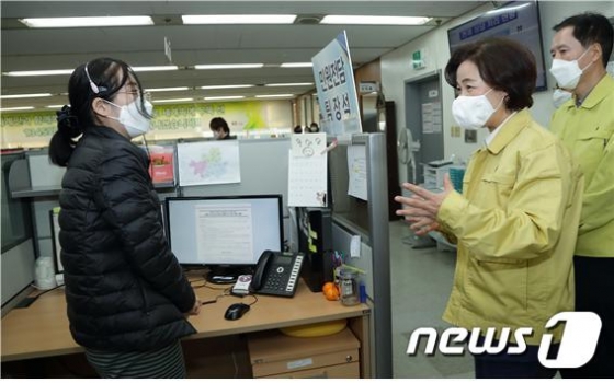 추미애 법무부 장관(오른쪽)이 12일 서울 목동 '외국인종합안내센터'를 찾아 상담사를 격려하고 신종 코로나바이러스 감염증(코로나19) 대응실태를 점검하고 있다(법무부 제공). © 뉴스1