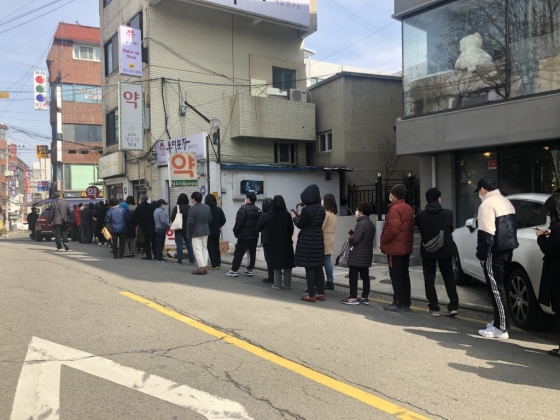13일 오후 서울 성북구의 한 약국 앞에서 공적 마스크를 사기 위해 시민들이 줄 지어 서 있다. /사진=강민수 기자