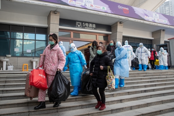 코로나19(신종 코로나바이러스 감염증)에서 회복한 사람들이 중국 후베이성 우한에 있는 임시 병원에서 퇴원하고 있다./사진=AFP