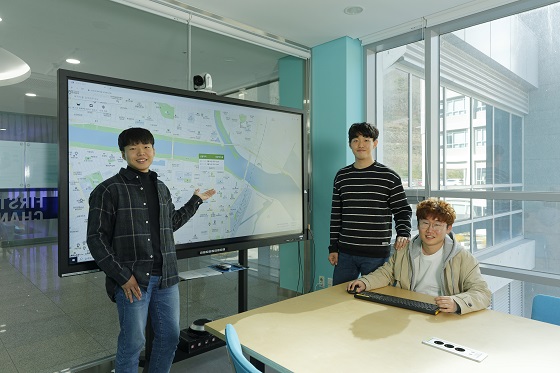 코로나맵을 제작한 학생들. 왼쪽부터 김지완, 김태윤, 전대성 학생/사진=UNIST