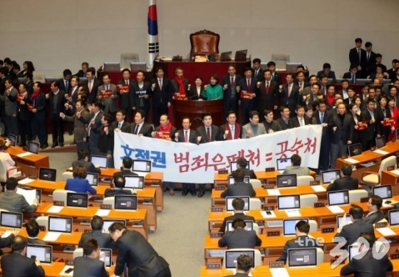 자유한국당 의원들이 2019년 12월30일 오후 서울 여의도 국회에서 열린 제374회 국회(임시회) 제1차 본회의에서 구호를 외치고 있다.