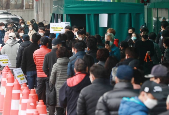 서울·경기지역 농협 하나로마트에서 마스크 판매가 시작된 지난 1일 오후 서울 하나로마트 양재점에 마스크를 구매하러 온 시민들이 줄지어 서 있다./사진= 이동훈 기자