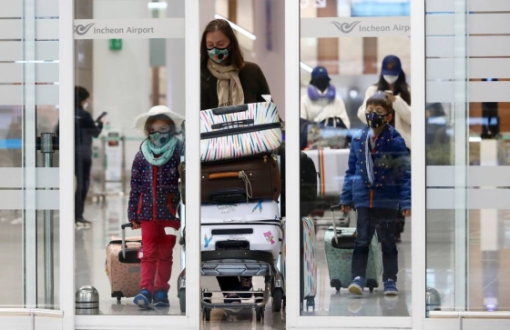 16일 인천국제공항 제2여객터미널에서 파리발 여객기를 타고 도착한 외국인 승객들이 입국장을 나서고 있다. /사진=뉴시스