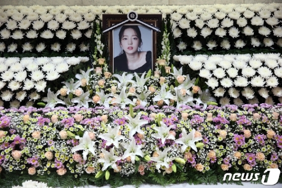 가수 구하라의 빈소가 25일 오후 서울성모병원 장례식장에 마련됐다. 이곳은 팬들을 위한 빈소로 가족과 지인을 위한 빈소는 다른 병원에 마련됐다. 2019.11.25/뉴스1