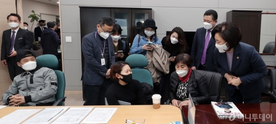 [사진]코로나19 피해 소상공인들과 대화하는 박영선 장관