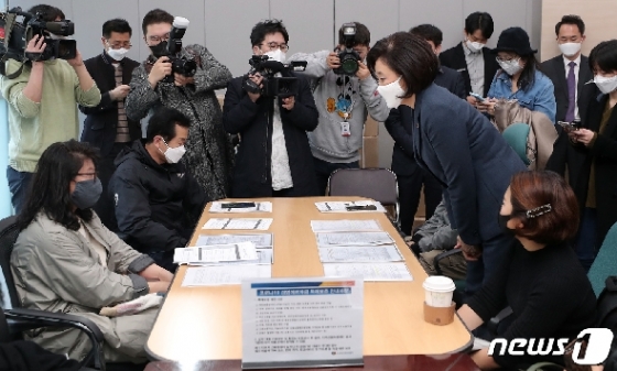 [사진] 코로나19 타격 소상공인들 만난 박영선 장관