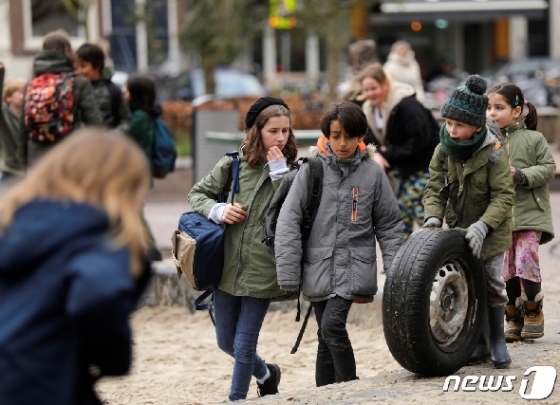등교하는 네덜란드 학생들 © 로이터=뉴스1