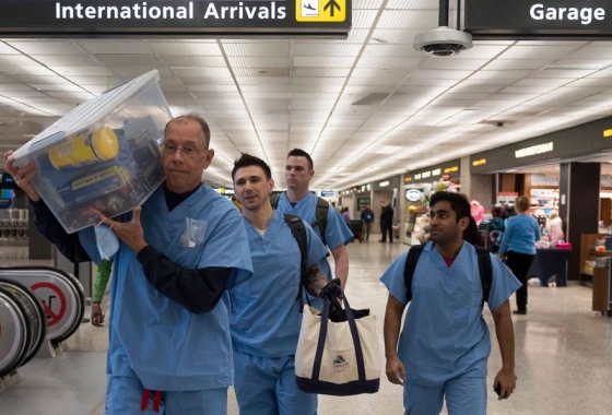 의료용품을 옮기고 있는 미국 의료진/사진=AFP
