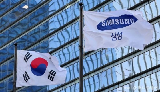 서울 삼성전자 서초사옥 깃발이 바람에 펄럭이고 있다./사진=김창현 기자