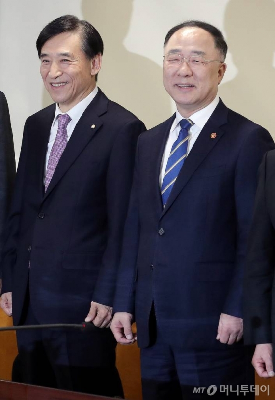 홍남기 부총리 겸 기획재정부 장관(오른쪽)과 이주열 한국은행 총재. /사진=김창현 기자 chmt@
