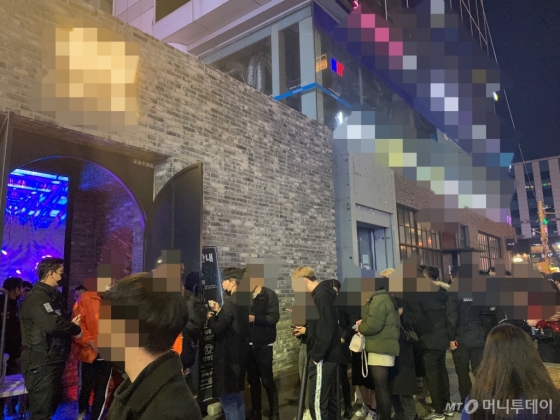 8일 오전 0시 5분쯤 찾은 서울 서초구 소재 한 클럽 앞이 줄을 기다리오는 클러버(클럽을 방문한 사람들)로 가득하다./사진= 임찬영 기자