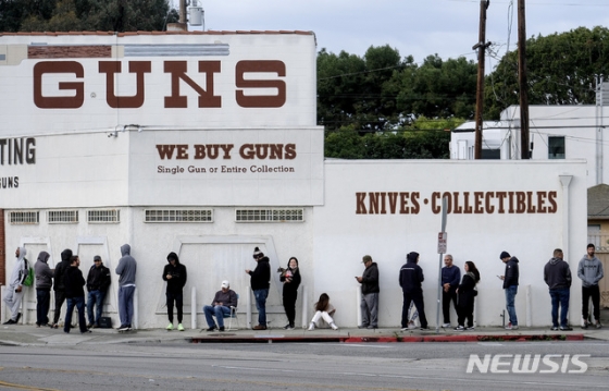 15일(현지시간) 미국 캘리포니아주 컬버시티의 한 총기 판매점 앞에 총기 또는 탄약을 구매하기 위해 사람들이 줄을 선 모습./ AP=뉴시스