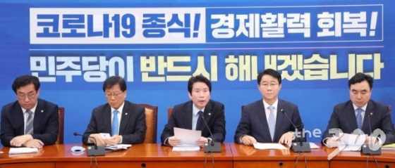 더불어민주당 이인영 원내대표가 지난 12일 오전 서울 여의도 국회에서 열린 정책조정회의에서 발언하고 있다. 민주당 의원들은 이날 국민과 함께 '코로나19'를 반드시 극복하겠다고 다짐했다.