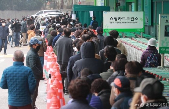서울·경기지역 농협 하나로마트에서 마스크 판매가 시작된 1일 오후 서울 하나로마트 양재점에 마스크를 구매하러 온 시민들이 줄지어 서 있다. / 사진=이동훈 기자 photoguy@