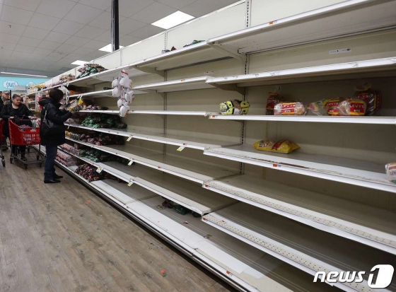 (메릭 AFP=뉴스1) 우동명 기자 = 17일 (현지시간) 코로나19 확산의 영향으로 뉴욕주 메릭의 슈퍼마켓 빵 진열대가 텅 빈 모습이 보인다.  ⓒ AFP=뉴스1  