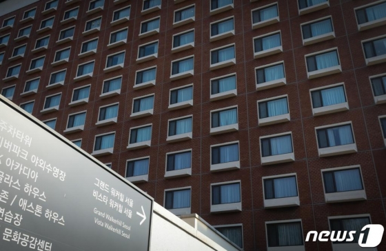 그랜드 워커힐 서울이 지난 23일부터 코로나19 여파로 고객 수가 급감하자 한 달 동안 휴업하기로 결정했다. 사진은 불 꺼진 호텔 객실의 모습. /사진=뉴스1