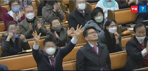 김문수 전 지사(앞자리 가운데)가 지난 22일 열린 서울 성북구 사랑제일교회 주일예배에서 마스크를 쓰지 않고 예배를 보는 모습.(유튜브 너알아tv 캡처)