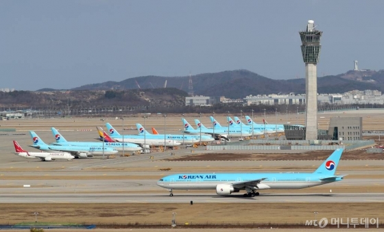 지난달 16일 인천국제공항 주기장에 갈 곳 없는 국내 항공사 항공기들이 주기돼 있다. / 사진=이기범 기자 leekb@