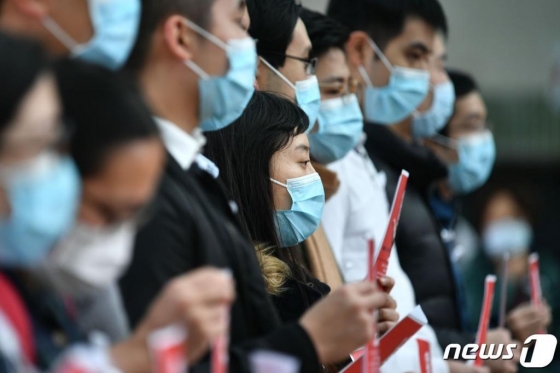 (홍콩 AFP=뉴스1) 우동명 기자 = 3일 (현지시간) 홍콩 의료인들이 퀸 메리 병원 부근에서 신종 코로나바이러스감염증 확산을 막기 위해 중국 접경지역을 봉쇄할 것을 요구하며 파업을 벌이고 있다.   ⓒ AFP=뉴스1