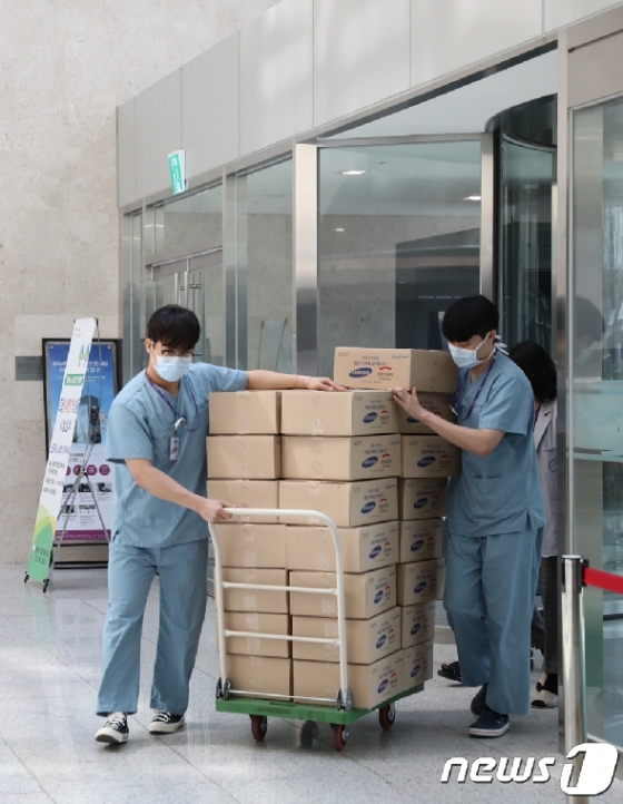 [사진] 삼성·희망브리지, 전국 의료진에 건강키트 1만6천세트 지원
