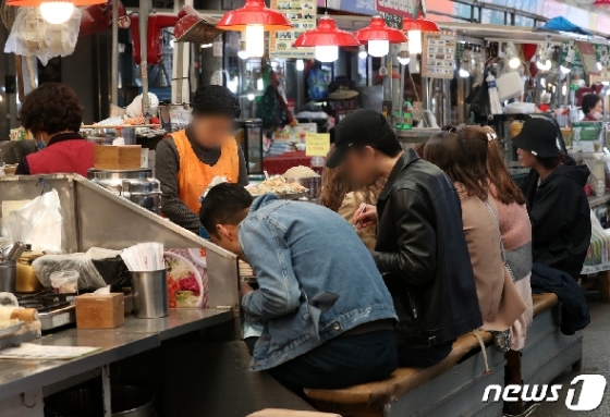 [사진] 다닥다닥 붙어 앉은 채 음식 맛보는 외국인 관광객들