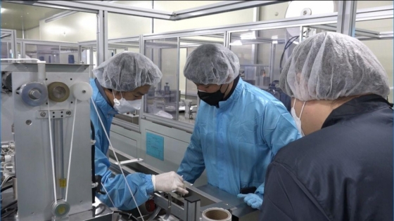 삼성전자 제조·설비 전문가팀이 국내 마스크 제조업체에서 제조공정 개선 작업을 하고 있다. /출처=삼성전자 뉴스룸 유튜브