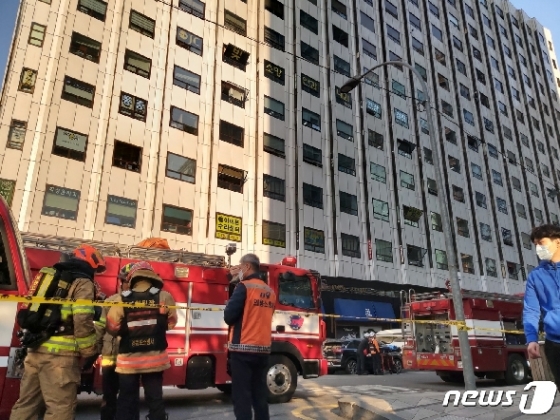 24일 오후 서울 영등포구 여의도백화점에서 불이나 소방당국이 진화작업을 벌이고 있다.2020.03.24/뉴스1 © 뉴스1