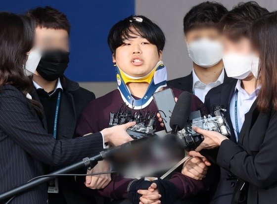 조주빈이 25일 오전 서울 종로경찰서에서 검찰로 송치되고 있다./사진=머니투데이DB