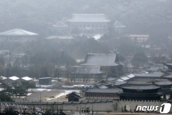 (서울=뉴스1) 안은나 기자 = 눈이 내리는 16일 서울 종로구 청와대에 눈이 쌓여 있다. 2020.2.16/뉴스1