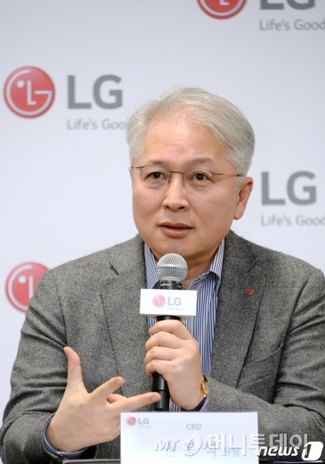 LG CEO Ǻ   18(ð) ̱ 󽺺̰Ž  ڰȸ  LG   Ұϰ ִ. /=LG