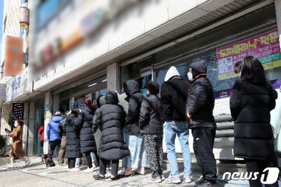 15일 오후 경기도 수원시내 한 약국 앞에서 시민들이 마스크를 구매하기 위해 길게 줄 서 있다. 2020.3.15/뉴스1 © News1 조태형 기자